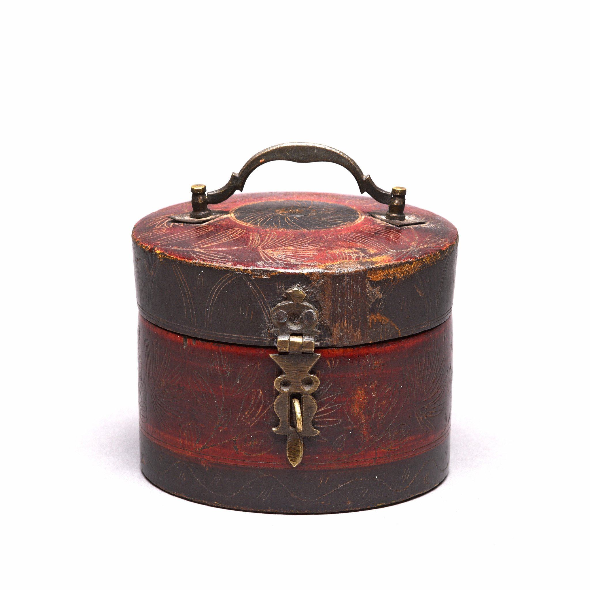 Regency Style Red Lacquer Pot From Kutch - 19thC