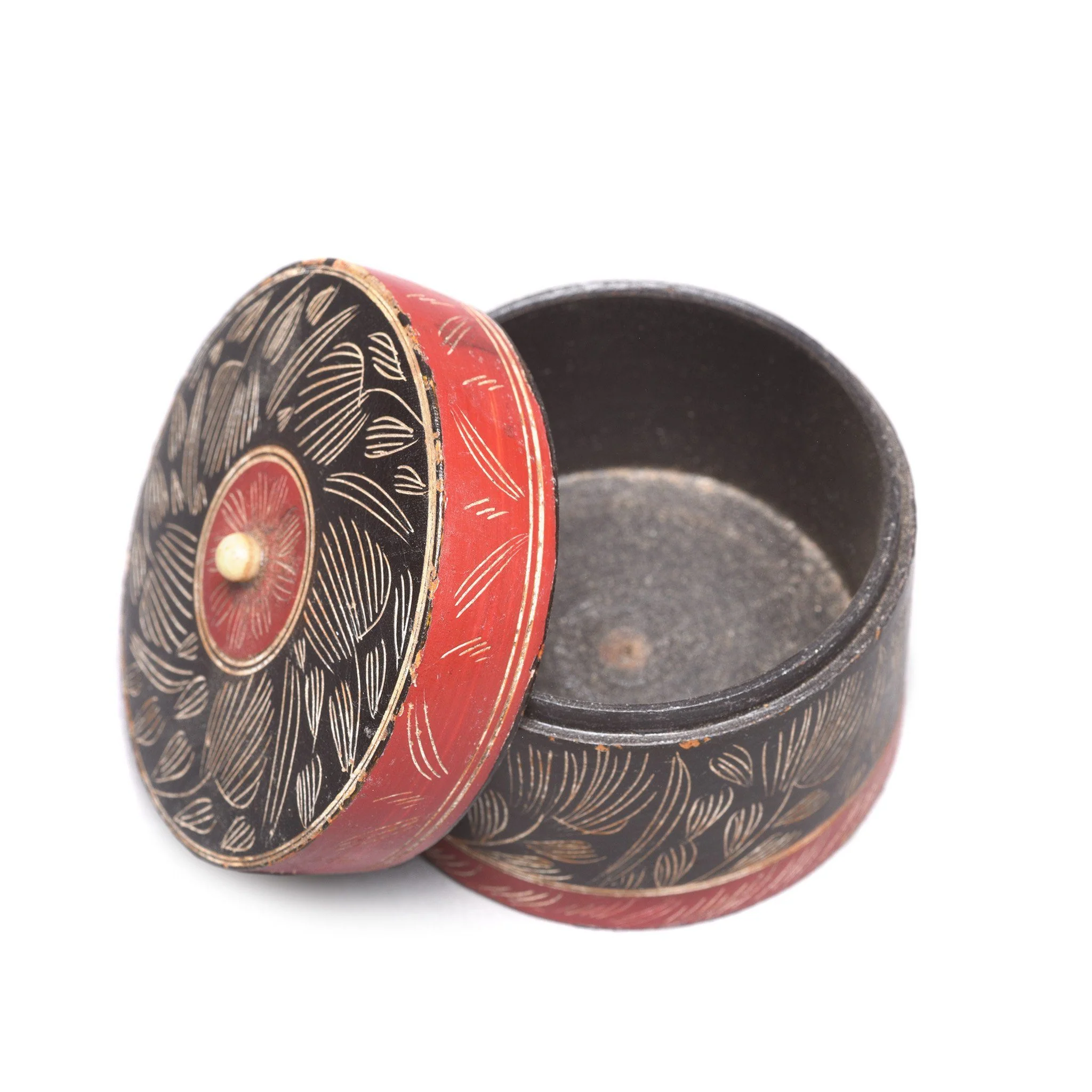Scratchwork Lacquer Pot from Kutch - 19thC - Image 2